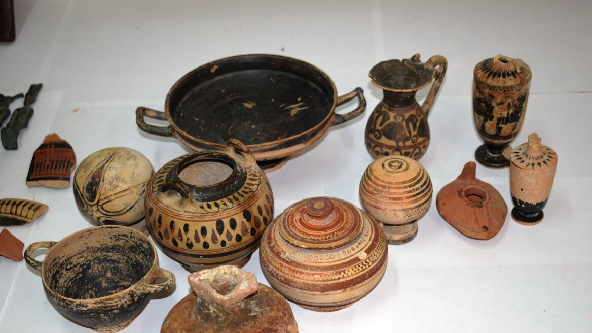 Δεκάδες αρχαία αντικείμενα ανακτήθηκαν μετά την εξάρθρωση κυκλώματος αρχαιοκάπηλων