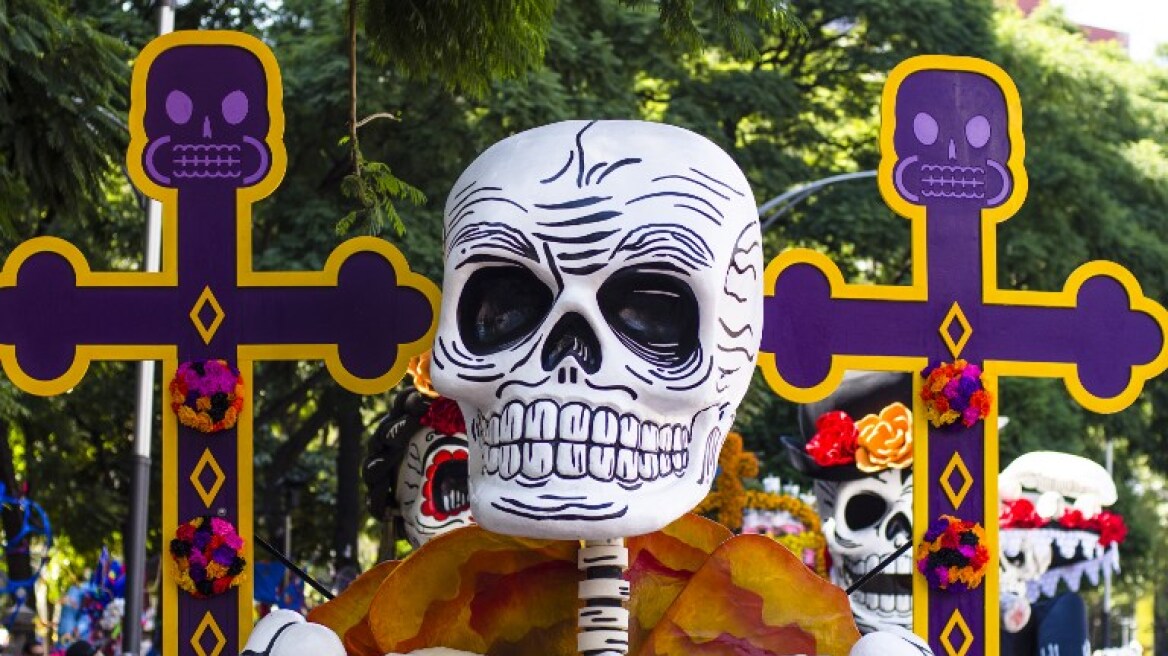 Βίντεο: Πιο εντυπωσιακή από ποτέ η παρέλαση για τη «Μέρα των Νεκρών» στο Μεξικό