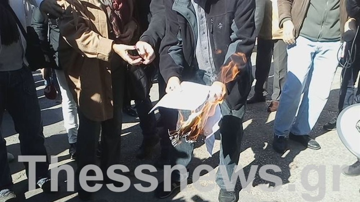 Βίντεο: Συνταξιούχοι στη Θεσσαλονίκη έβαλαν φωτιά στις επιστολές Κατρούγκαλου