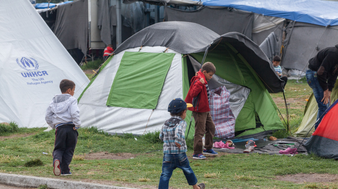 Spiegel: Απελπιστική η κατάσταση στα ελληνικά νησιά - Χάος στους καταυλισμούς