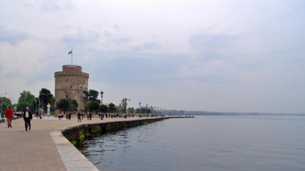 Θεσσαλονίκη: Άντρας έπεσε στα νερά του Θερμαϊκού, ενώ περπατούσε στην Παραλία