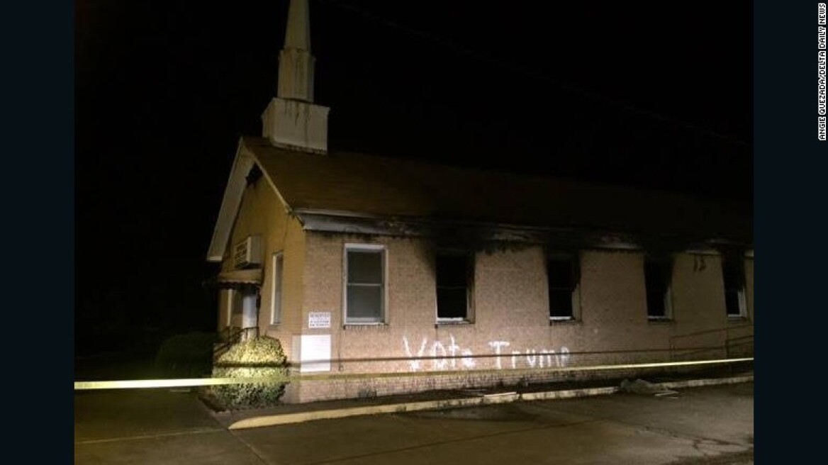 Ο Μισισιπής «ξανακαίγεται»: Άγνωστοι έκαψαν εκκλησία μαύρων και έγραψαν «Ψηφίστε Τραμπ» στους τοίχους της