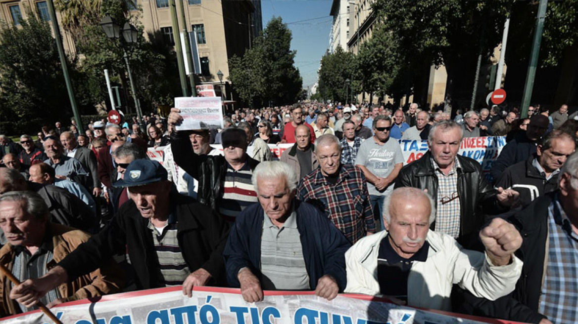 Thousands of pensioners march towards parliament (photos-videos)