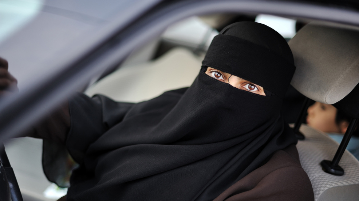 Σαουδική Αραβία: Ούτε κατά διάνοια δεν εξετάζει το ενδεχόμενο να οδηγούν οι γυναίκες
