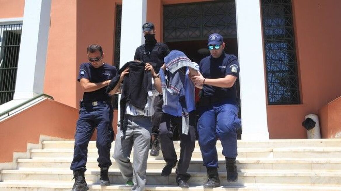 Προσωρινά κρατούμενοι οι 8 Τούρκοι στρατιωτικοί που ζήτησαν άσυλο στην Ελλάδα