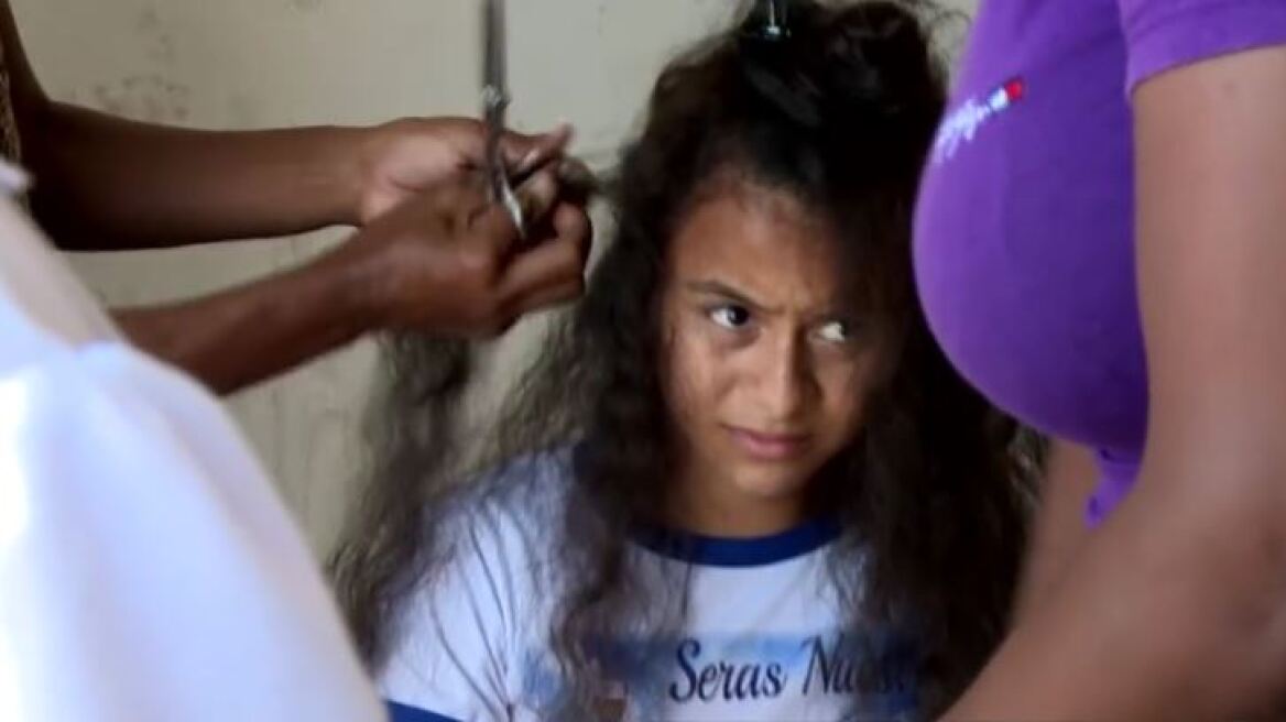 Βίντεο: Μητέρες στη Βενεζουέλα χαρίζουν τα μαλλιά τους για τις πάνες των παιδιών τους