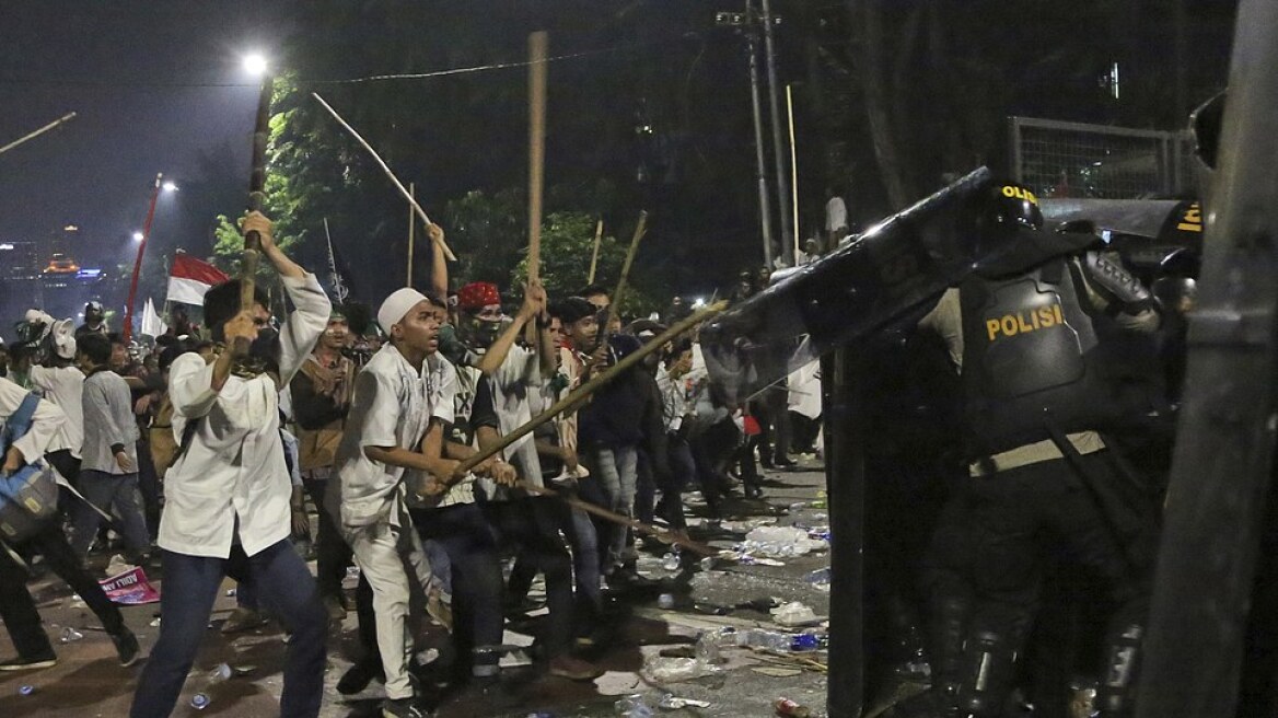 Ινδονησία: Άγριες συγκρούσεις στην Τζακάρτα - Ένας νεκρός και επτά τραυματίες