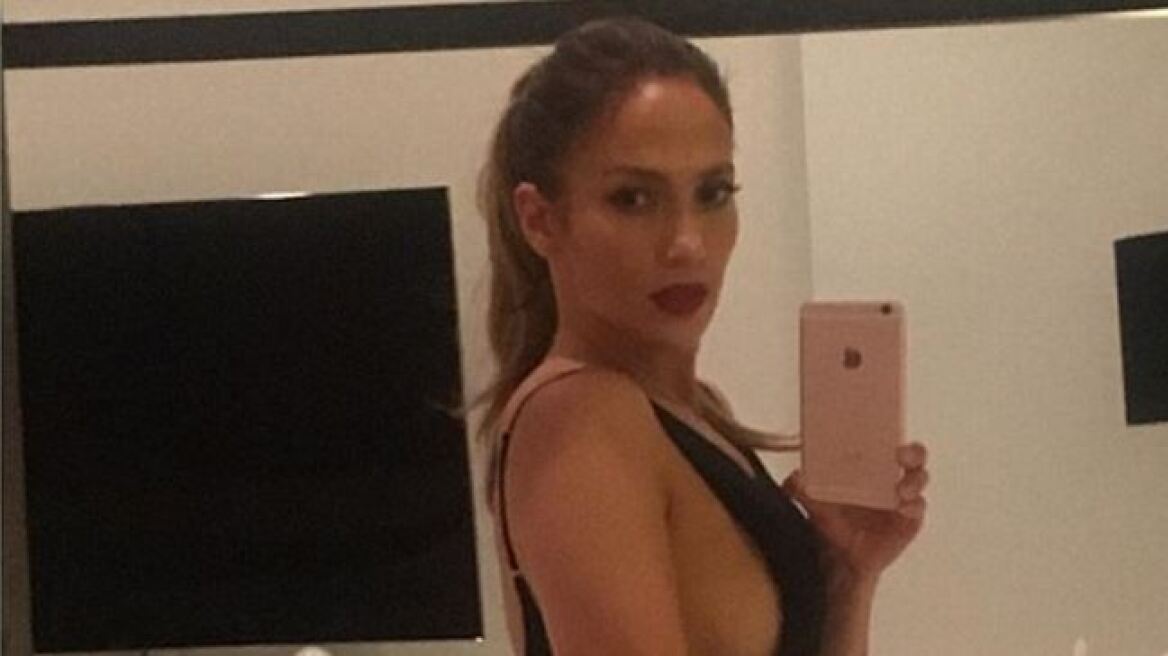 Η Τζένιφερ Λόπεζ «ζαλίζει» το Instagram με τη σέξι φωτογραφία στον καθρέφτη