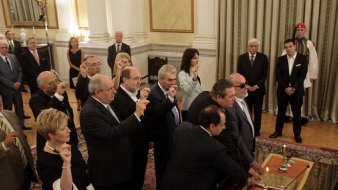 Το internet θυμίζει στον Τσίπρα ότι η Ισπανία έχει μόλις 13 υπουργούς