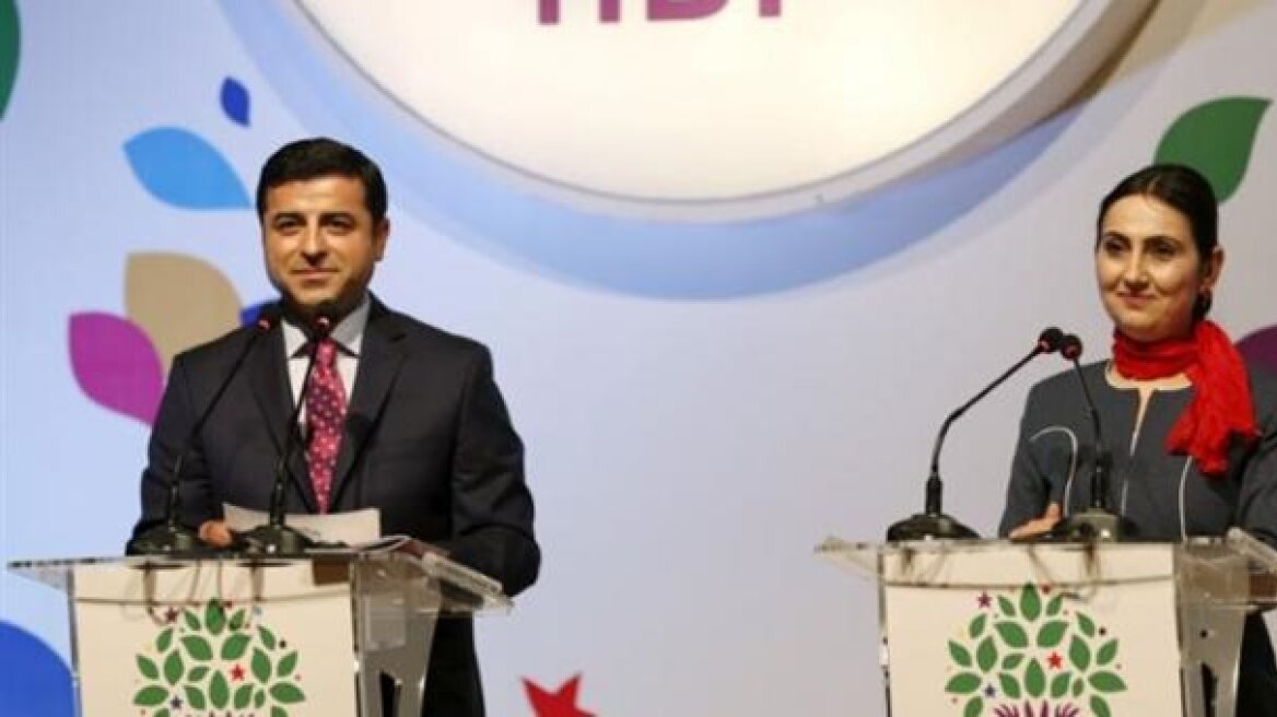 Tο HDP αναστέλλει τη συμμετοχή του στο κοινοβούλιο μετά τις συλλήψεις
