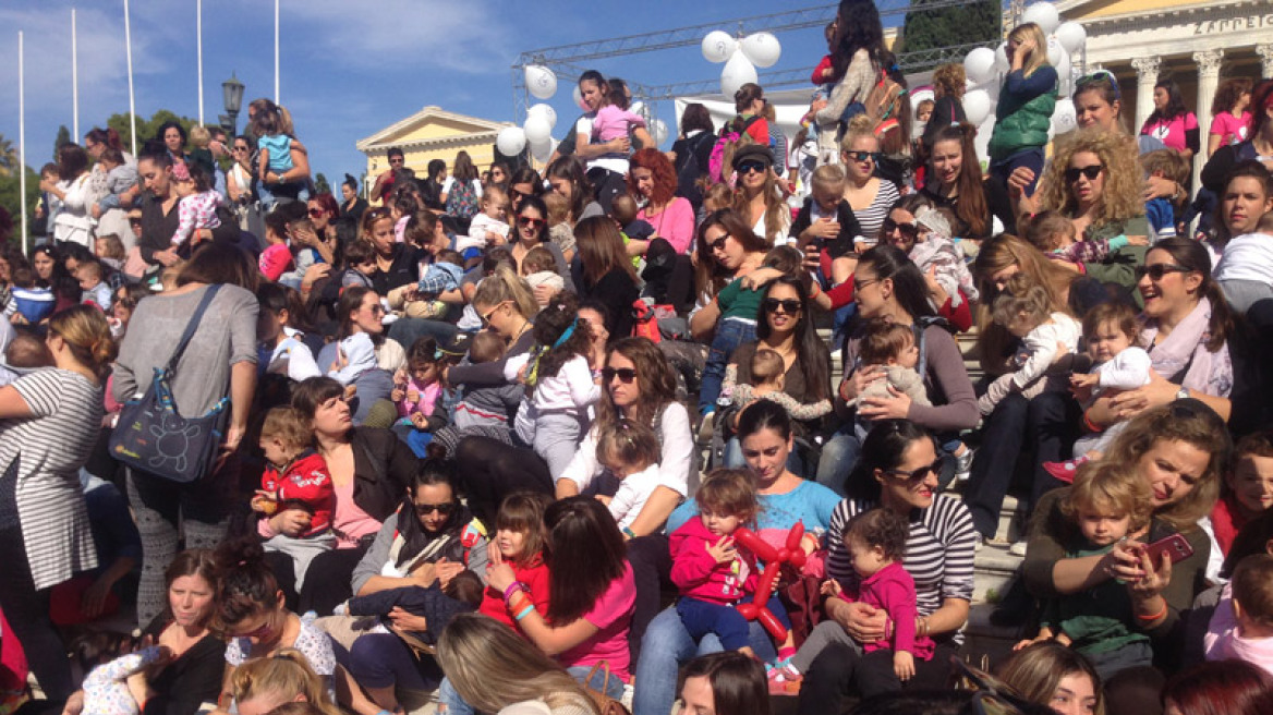 Φωτογραφίες: Εκατοντάδες μητέρες θήλασαν τα παιδιά τους στο Ζάππειο