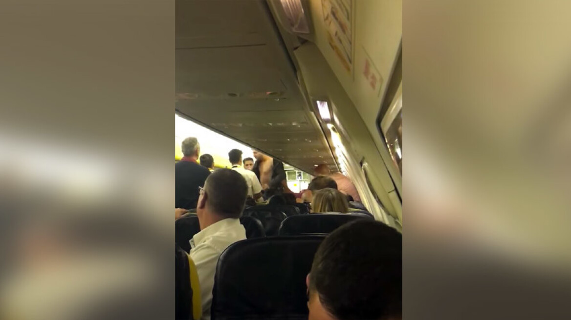 Βίντεο: Αεροσκάφος της Ryanair έκανε αναγκαστική προσγείωση μετά τον άγριο καβγά σε ύψος 30.000 ποδών 