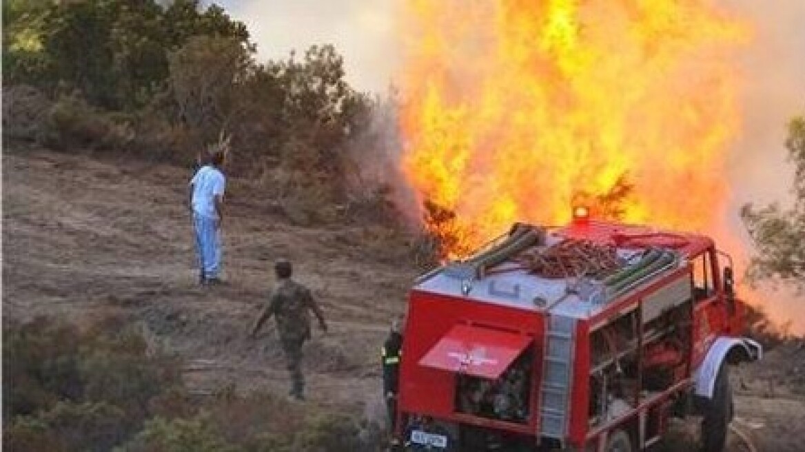 Μάχη με τις φλόγες και τους ανέμους δίνουν οι πυροσβέστες στα Χανιά 