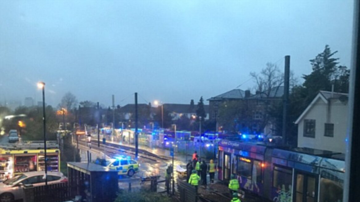 Ανατροπή τραμ στο Λονδίνο: Παγιδευμένοι και τραυματίες 