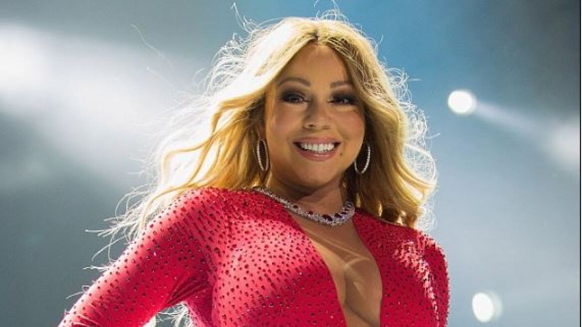 Με εντυπωσιακό κόκκινο κορμάκι εμφανίστηκε η Mariah Carey