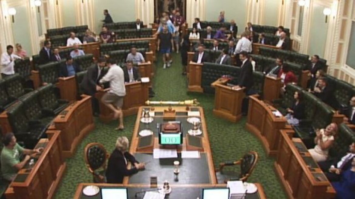 Απίστευτο: Βουλευτές στην Αυστραλία ψηφίζουν στη Βουλή με βερμούδες, κοντομάνικα και χωρίς παπούτσια