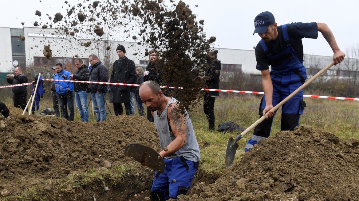 Φωτογραφίες: Οι πιο... γρήγοροι νεκροθάφτες στην Ευρώπη είναι Σλοβάκοι