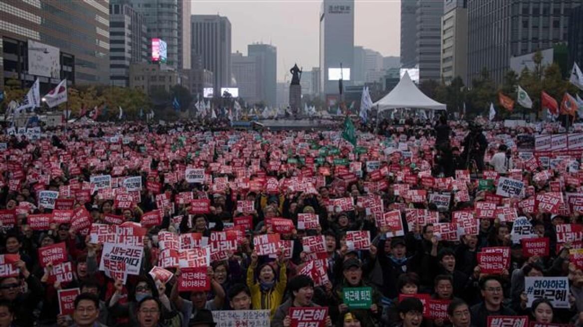 Βίντεο: Μισό εκατομμύριο Νοτιοκορεάτες στους δρόμους ζητούν την αποπομπή της προέδρου Παρκ