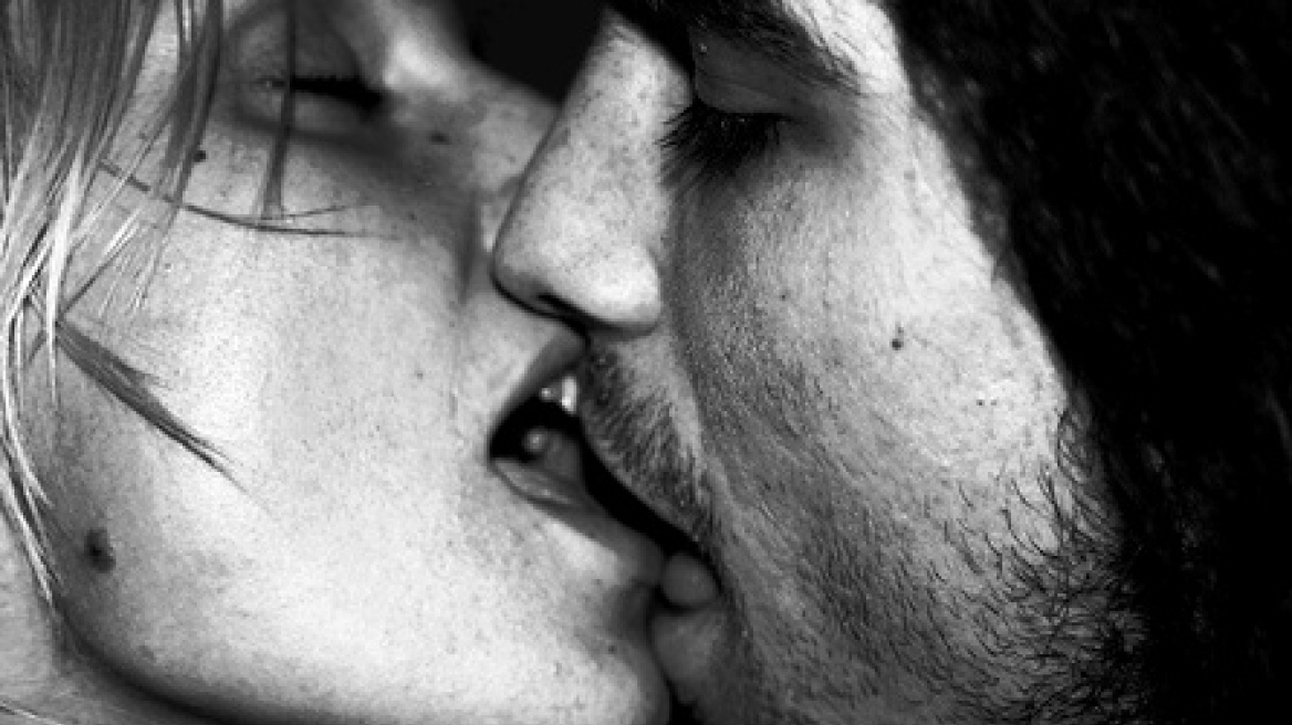 Επιστημονική έρευνα αποκαλύπτει τα μυστικά για το τέλειο φιλί