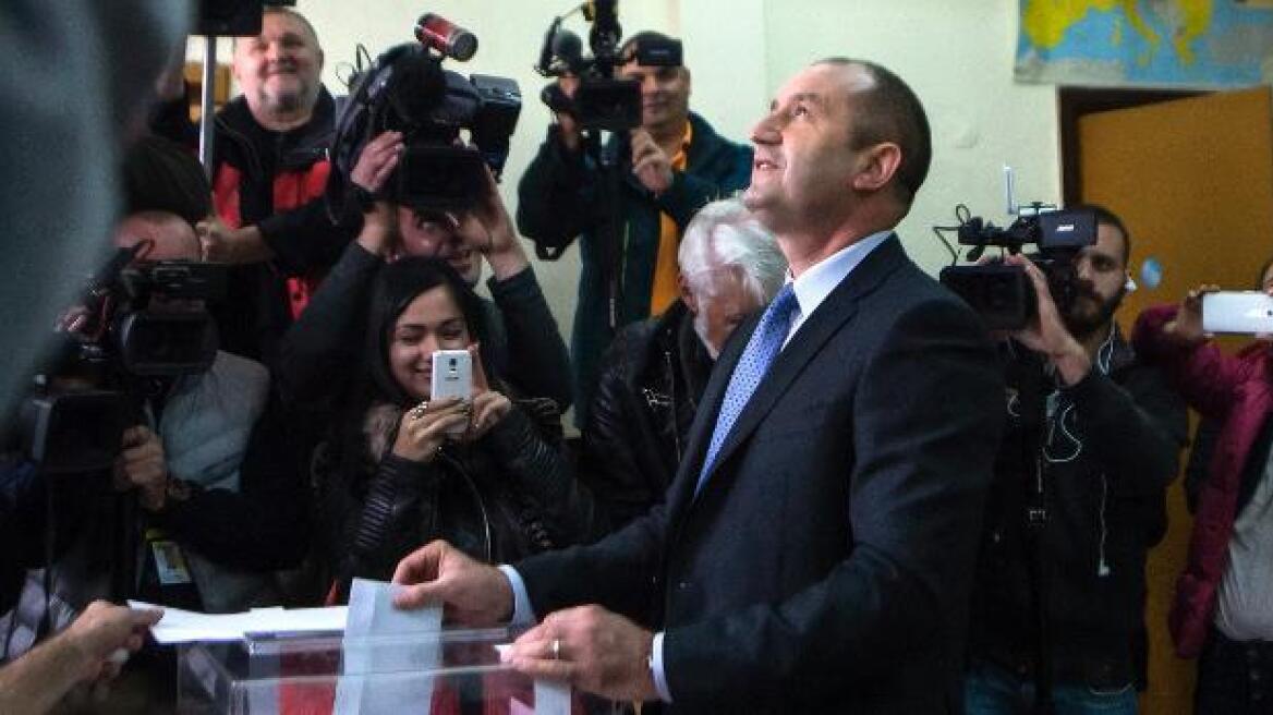 Βουλγαρία: Νικητής των προεδρικών εκλογών ο Ρούμεν Ράντεφ, σύμφωνα με τα exit poll