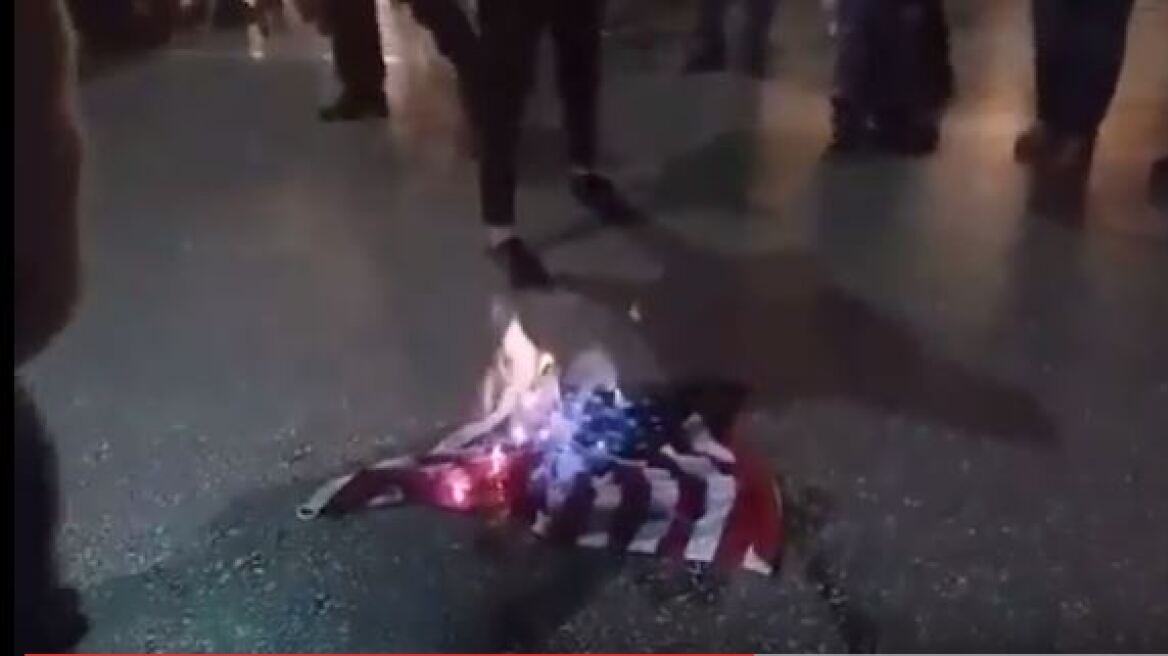 Διαδηλωτές έκαψαν αμερικανική σημαία στη Θεσσαλονίκη