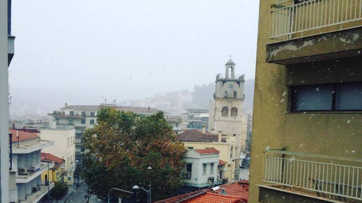 Βίντεο: Έπεσαν τα πρώτα χιόνια στην Κοζάνη