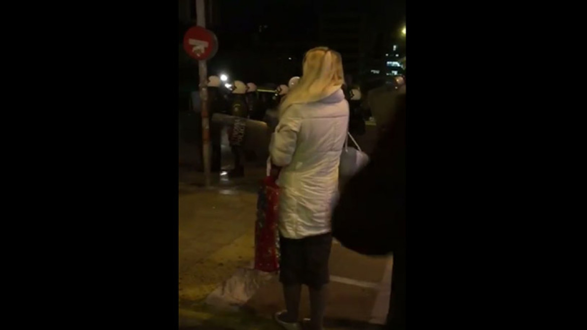 Ξεκαρδιστικό βίντεο: Διαδηλώτρια κατά του Ομπάμα «επιτίθεται» στα ΜΑΤ με τη... φωνή της