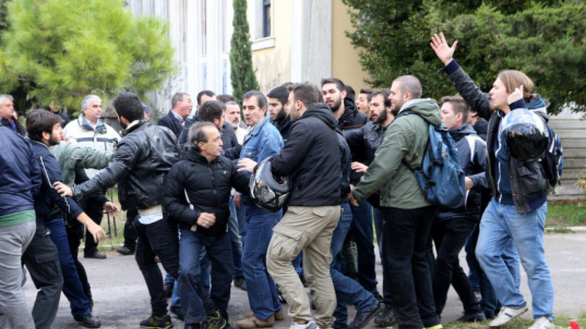 Ένταση στο Πολυτεχνείο κατά την κατάθεση στεφάνων από μέλη του ΣΥΡΙΖΑ 
