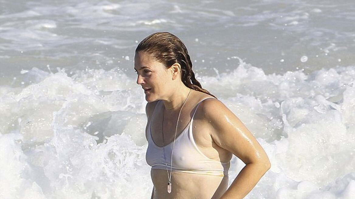 Aγνώριστη η Drew Barrymore: Χωρίς μακιγιάζ και με μαγιό στην παραλία 