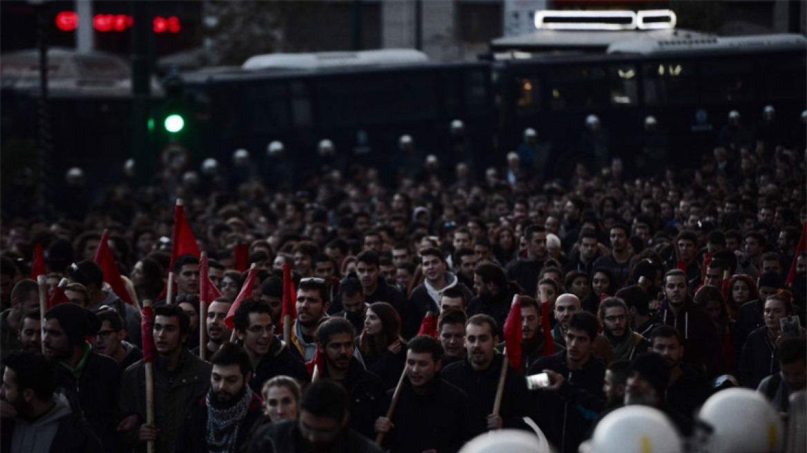 Πολυτεχνείο 2016: 15.000 στη μεγάλη πορεία - Προπηλάκισαν το μπλοκ του ΣΥΡΙΖΑ