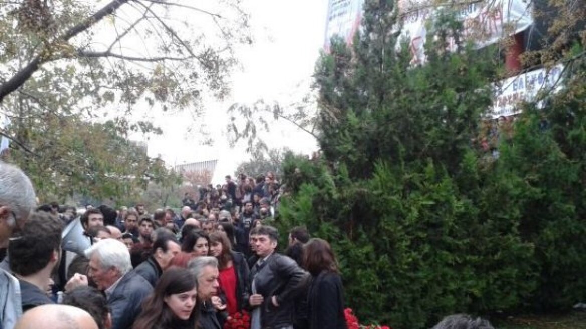 Θεσσαλονίκη: Αριστεριστές εμπόδισαν μέλη του ΣΥΡΙΖΑ να καταθέσουν στεφάνι για το Πολυτεχνείο