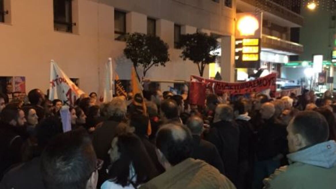Βόλος: Διαδηλωτές απαίτησαν την αποχώρηση μελών του ΣΥΡΙΖΑ από την πορεία