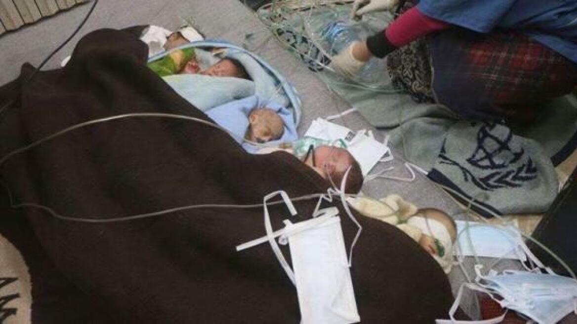 Σκληρές εικόνες - Χαλέπι: Πρόωρα μωρά τυλιγμένα με κουβέρτες δίνουν μάχη να κρατηθούν στη ζωή 