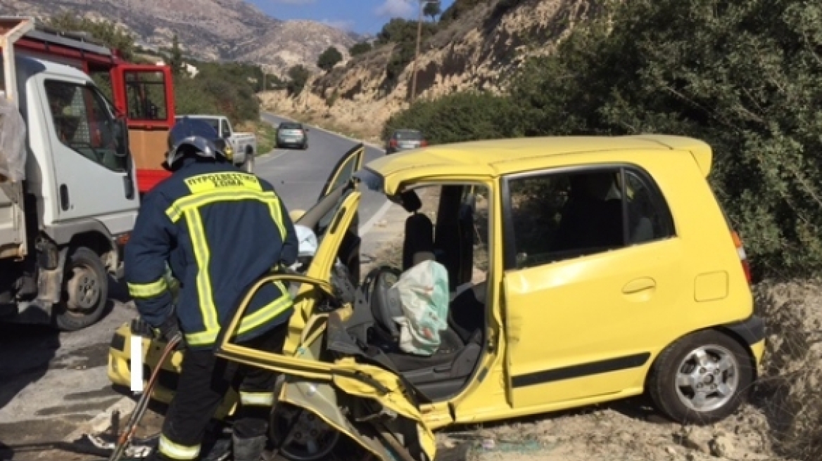 Κρήτη: Σοβαρό τροχαίο - Εγκλωβίστηκε στο αυτοκίνητο η οδηγός 