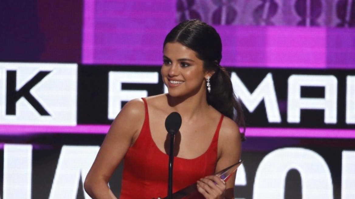 Βίντεο: Η πρώτη δημόσια εμφάνιση της Selena Gomez μετά τη νοσηλεία της