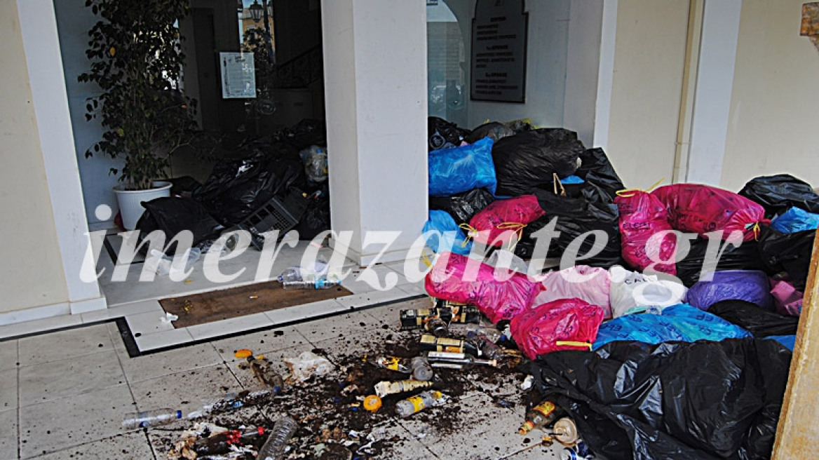 Ζάκυνθος: Αυγά, ντομάτες και σκουπίδια πέταξαν στο δημαρχείο αγανακτισμένοι πολίτες