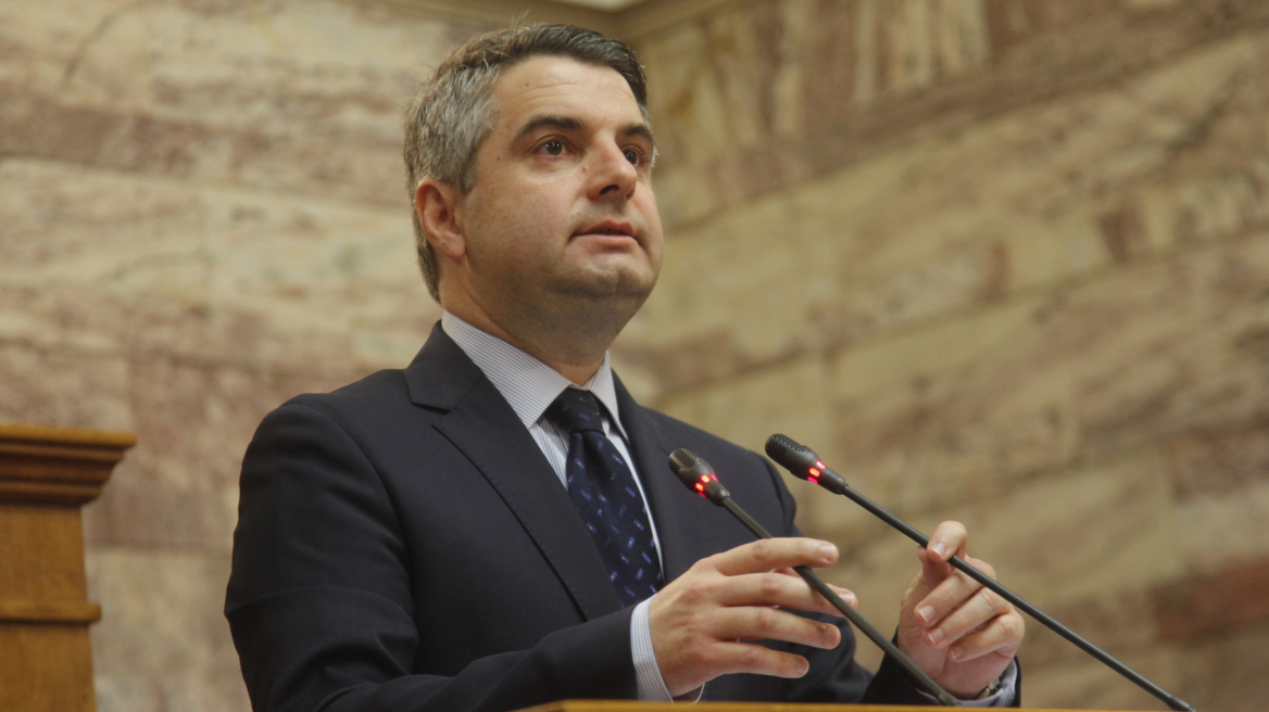 Κωνσταντινόπουλος: Η κυβέρνηση στέλνει 300.000 ελεύθερους επαγγελματίες στα funds