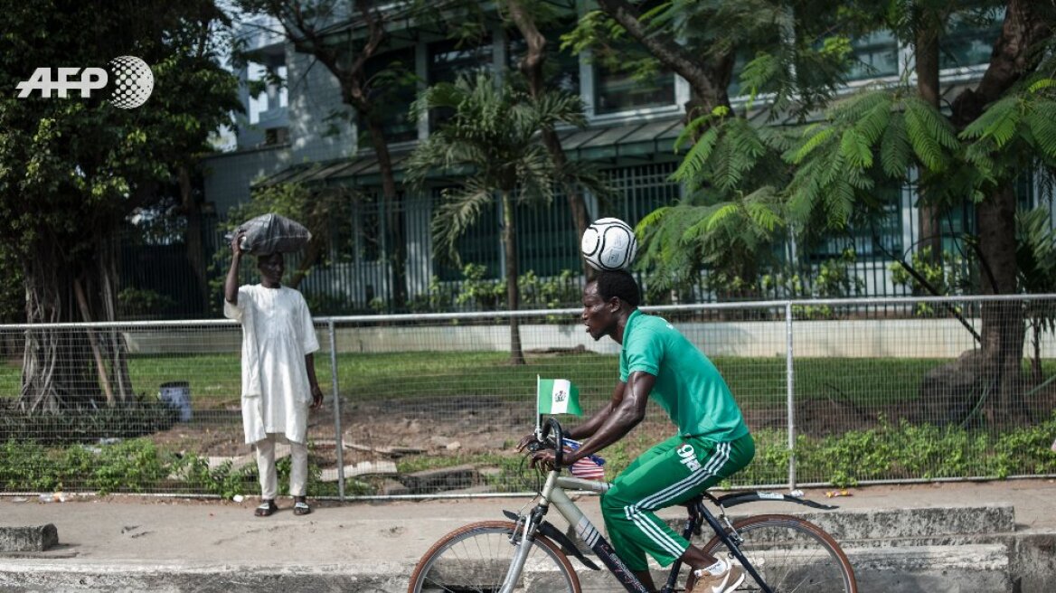 Απίστευτο κατόρθωμα: Ταξίδεψε 103χλμ. κάνοντας ποδήλατο με μια μπάλα «κολλημένη» στο κεφάλι του