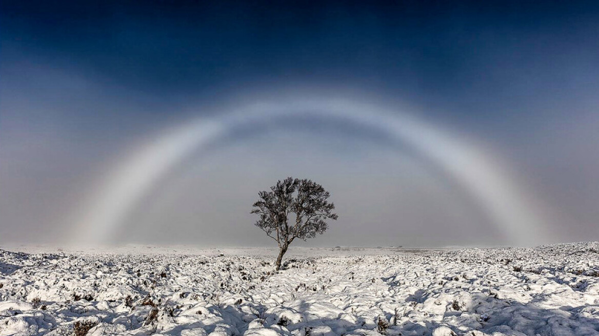 Σπάνια φωτογραφία: Το παγωμένο λευκό ουράνιο τόξο στη Σκωτία