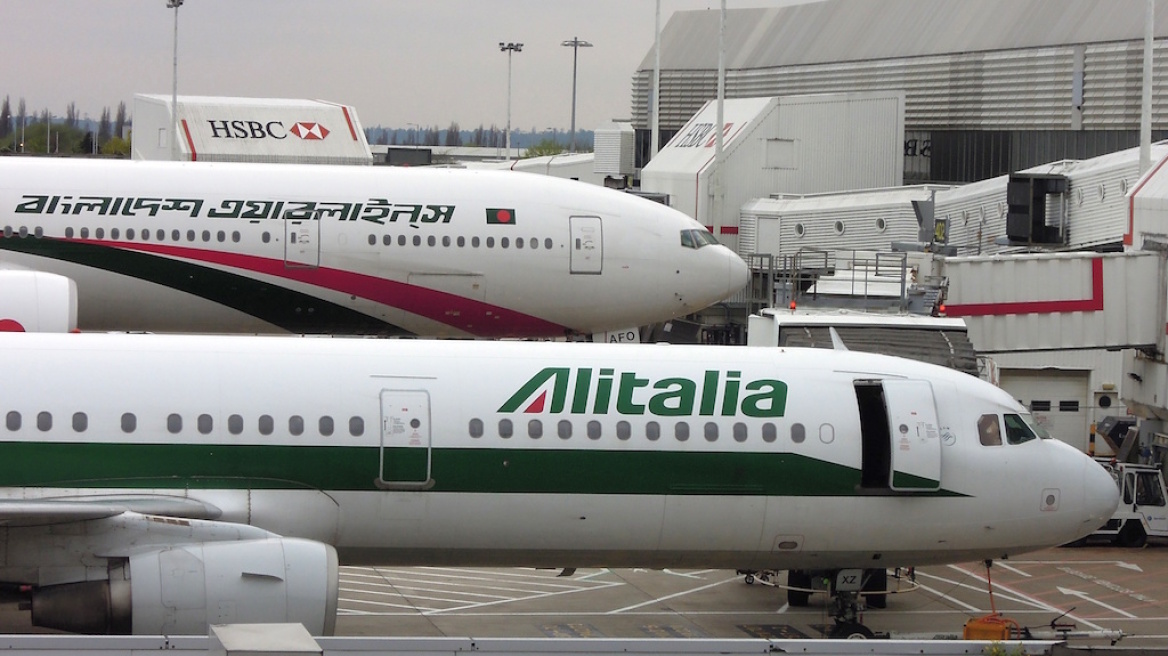 Η Alitalia εξετάζει την περικοπή έως και 2.000 θέσεων εργασίας