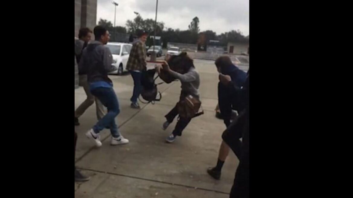 Backpack Challenge η νέα επικίνδυνη τρέλα: Μαθητές γυμνασίου δέχονται «επίθεση» με τσάντες γεμάτες βιβλία