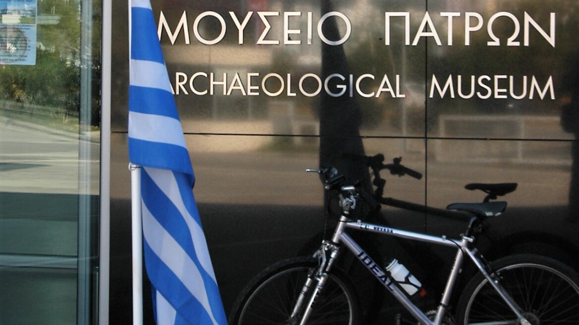 Πάτρα: Το ποδήλατο του Κωστή Στεφανόπουλου έξω από το Αρχαιολογικό Μουσείο