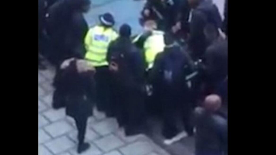 Βίντεο-σοκ: Μαθητές «λιντσάρουν» δύο αστυνομικούς στο Λονδίνο