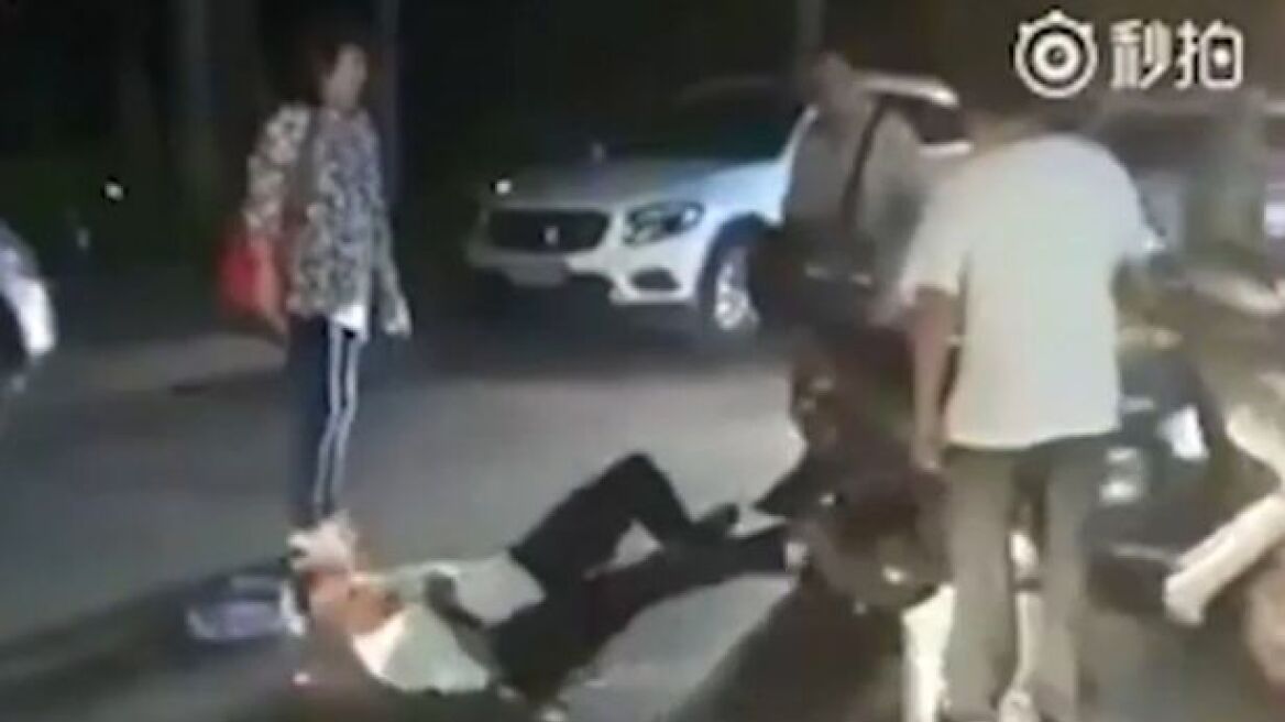 Βίντεο: Οδηγός μοτοσικλέτας προσπαθεί να το σκάσει από σκηνή ατυχήματος, όμως παραείναι μεθυσμένος!