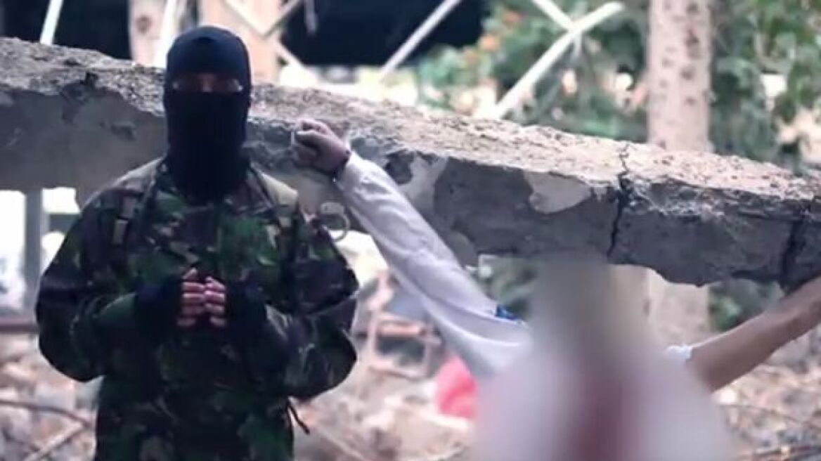 Βίντεο σοκ από τον ISIS: Εκτελεστής δείχνει «ζωντανά» πως σφάζουν τους άπιστους