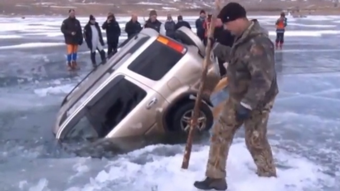 Εντυπωσιακό: Δείτε πως ανασύρουν SUV από το βυθό παγωμένης λίμνης χωρίς μηχανική βοήθεια!