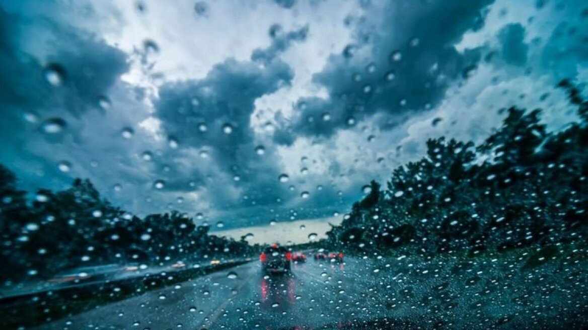 Τα 10 μυστικά για ασφαλή οδήγηση στη βροχή