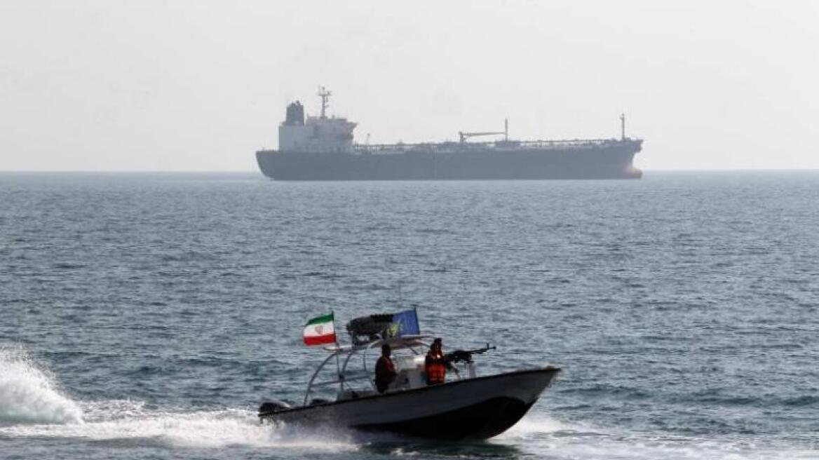 Ιρανικό πλοιάριο στόχευσε ελικόπτερο των ΗΠΑ στα στενά του Ορμούζ