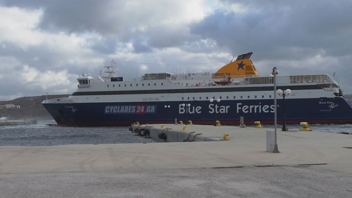 Βίντεο: Μετά τα τεράστια κύματα, δείτε πώς κατάφερε να «δέσει» το Blue Star Paros στη Σύρο!