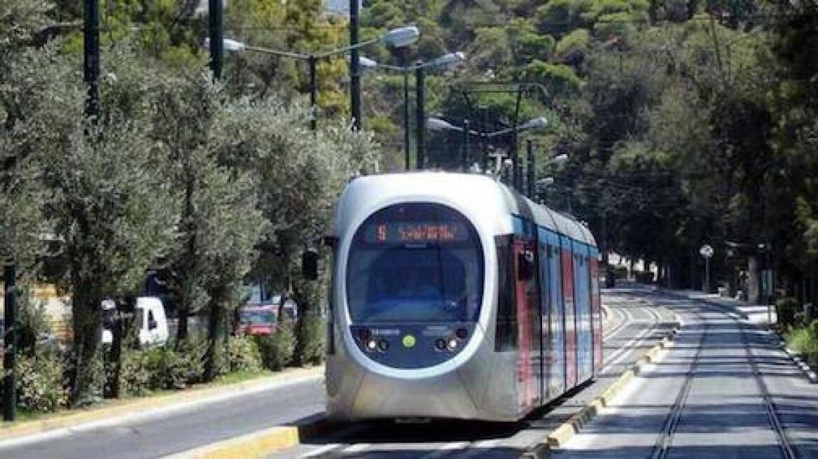 Γυναίκα παρασύρθηκε από συρμό του τραμ στο κέντρο της Αθήνας 